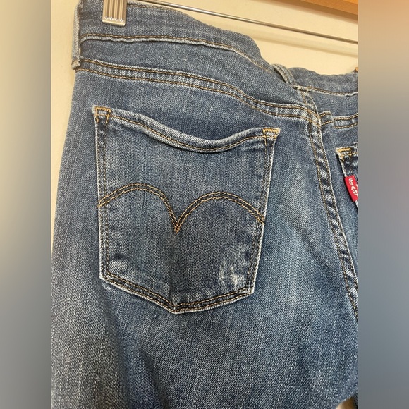 Levi’s 711 Skinny Medium Wash Ripped Jeans; Size 27 - Picture 7 of 9